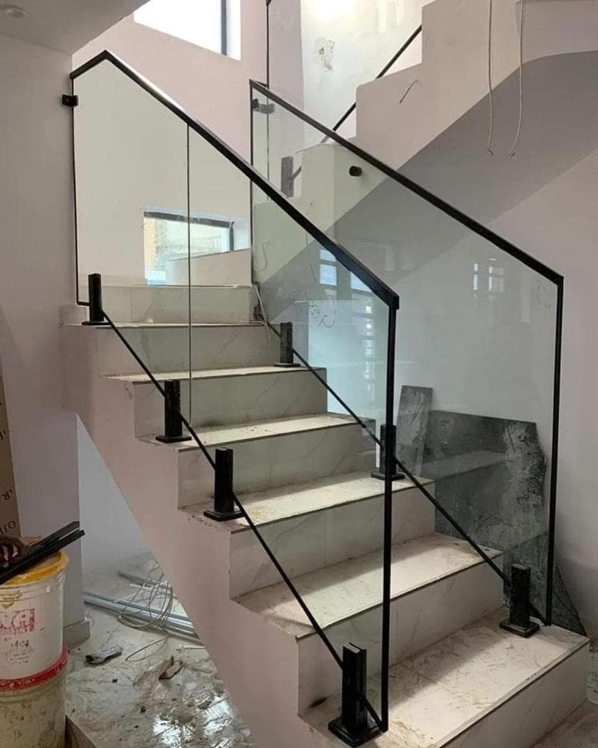 Rampe d’escalier en verre réalisée par ESPOIR ALU